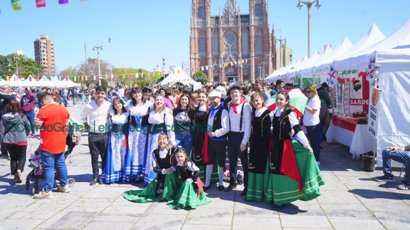 La Plata Celebra La colectividad italiana brindó un festín de arte y gastronomía en la plaza Moreno 2