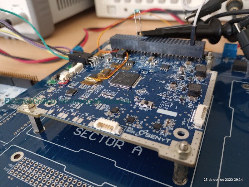 Prototipo construido de la placa de control de orientación (ADCS) colocada sobre la plataforma de pruebas FlatSat. Ambos equipos diseñados y construidos por el SENyT
