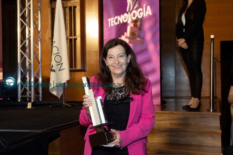 La Dra. Ing. Noemí Zaritzky con el Konex de Platino
