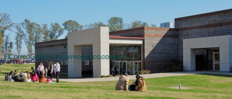 Imagen del Salón de Asamblea de los Testigos de Jehová en Ezeiza, Buenos AiresLos testigos de Jehová celebran una multitudinaria convención en Lengua de Señas Argentina 1