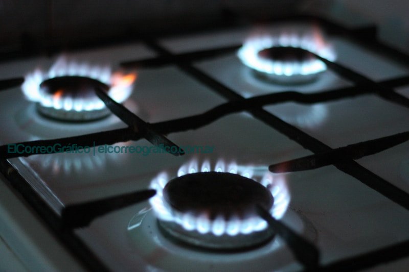 Alerta en Buenos Aires ante posibles tarifazos: Defensoría del Pueblo se opone black gas stove with white and black gas stove