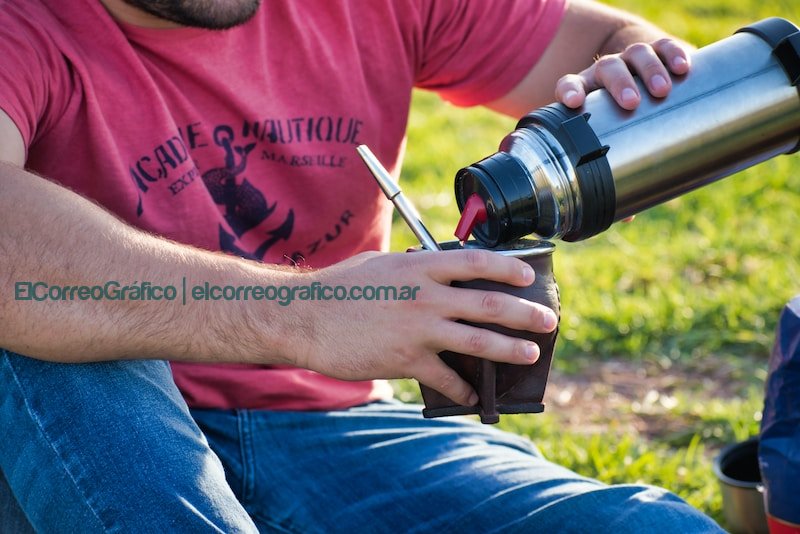 Jueza de Misiones suspendió parte del DNU sobre el Instituto Nacional de la Yerba Mate man pouring on mug Jueza de Misiones suspendió parte del DNU sobre el Instituto Nacional de la Yerba Mate