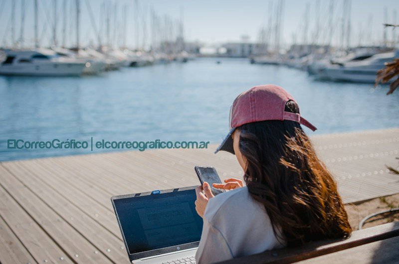 Desata tu potencial Profesional: La flexibilidad laboral y la personalización de tu carrera una mujer sentada en un banco usando una computadora portátilDesata tu potencial Profesional: La flexibilidad laboral y la personalización de tu carrera