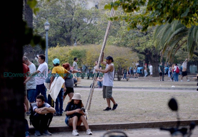 Expulsando manteros. Julio Alak busca revitalizar la emblemática Plaza San Martín 2