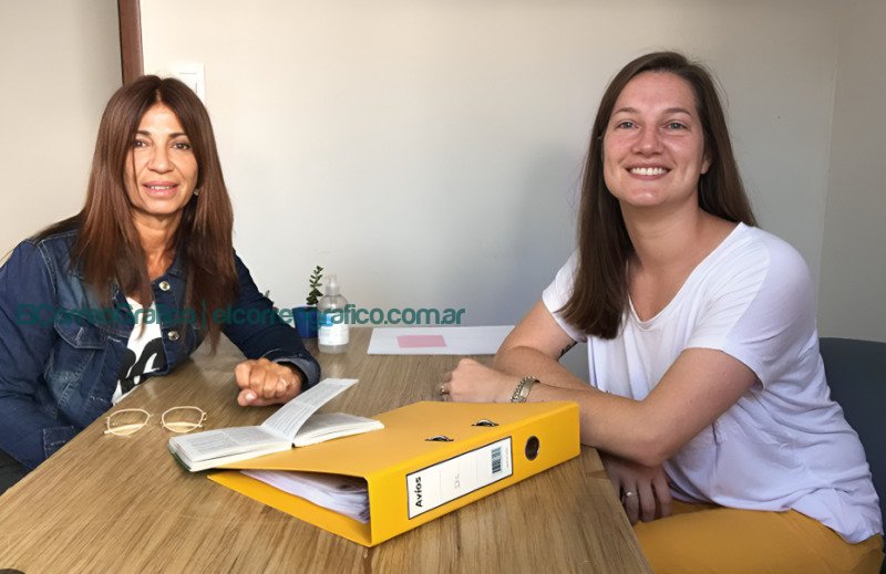 Carolina Dil (derecha) junto a Fernanda Iveli de Juntos por el Cambio EnsenadaMario Seccó a los ensenadenses. Elevó las Tasas Municipales un 129% en menos de 3 meses 2