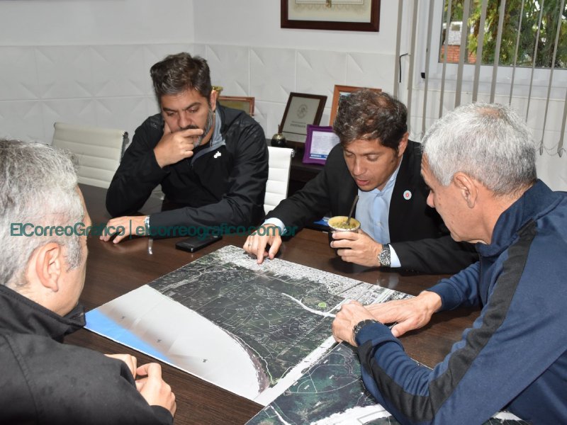 Axel Kicillof y su pausa para tomarse unos mates con Fabián Cagliardi mientras Berisso se ahoga 1