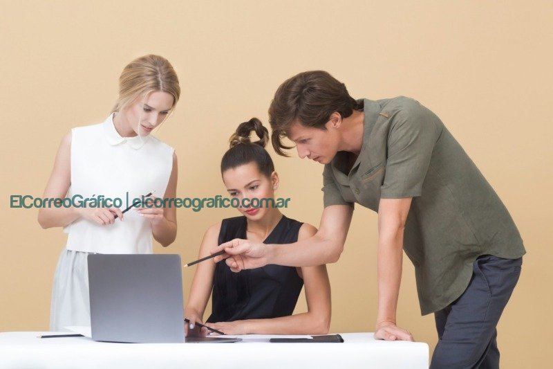 Todo al alcance de la mano: la era de los documentos en línea Tres personas revisando documentos en laptop de la noticia: Todo al alcance de la mano: la era de los documentos en línea