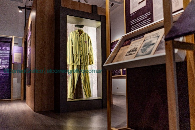 El Museo del Holocausto de Buenos Aires inaugura la muestra: “Triángulos púrpuras: una historia de coraje y resiliencia” El Museo del Holocausto de Buenos Aires inaugura la muestra. Triángulos púrpuras una historia de coraje y resiliencia 4