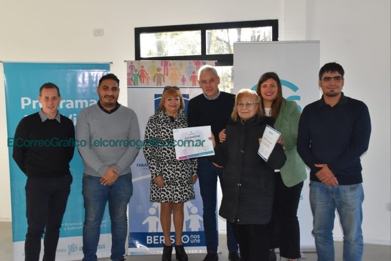 Reconocimiento a manzaneras de Berisso que accedieron al Régimen Especial de Subsidio Vitalicio Reconocimiento a manzaneras de Berisso que accedieron al Régimen Especial de Subsidio Vitalicio 07