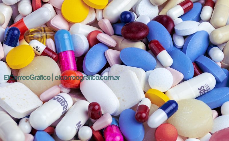 Una mirada integral a los medicamentos en Chile en 2024 pastillas de medicación blanca, azul y naranja Una mirada integral a los medicamentos en Chile