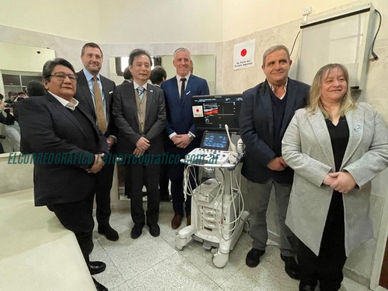 De izquierda a derecha_ Secretario de salud Dr. José Human de la Cruz, p Director General de Cooperación Internacional Ministro Mateo Estreme, Intendente Facundo Ignacio DIZ, Embajador del Japón Hiroshi YAMAUCHI Japón donó de un equipo de ultrasonido al Hospital de Navarro