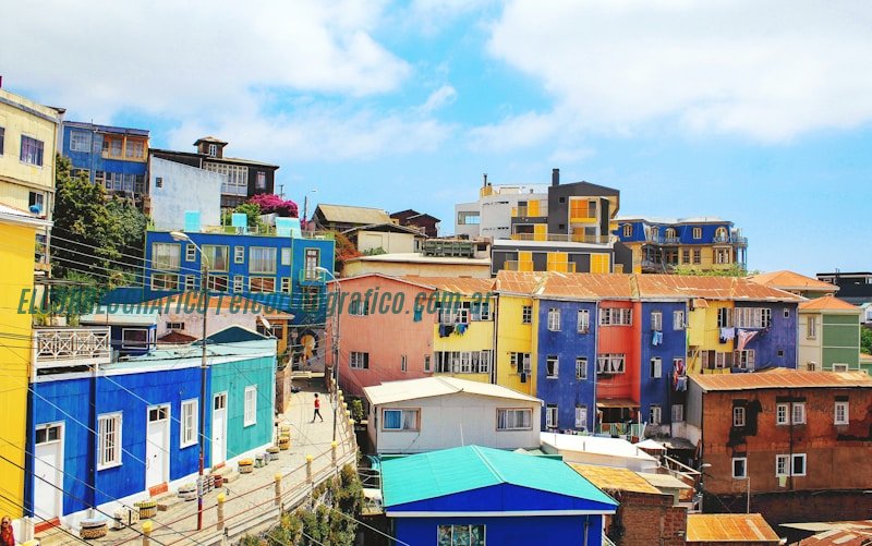 Vacaciones en Chile todo el año: Un destino para cada estación fotografía de paisaje de casas azules y amarillas Vacaciones en Chile todo el año: Un destino para cada estación