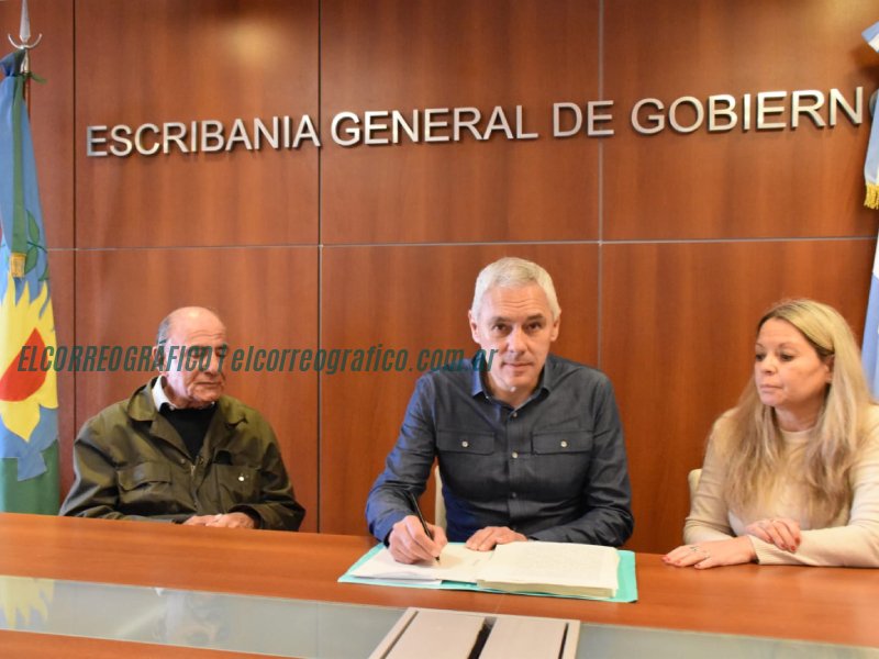 Firma de escrituras en El Carmen para regularización de tierras 2