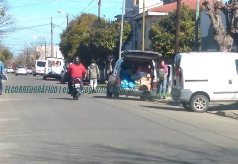 Vehículo bajando bolsones azules municipio en 13 y 162 Norte 1