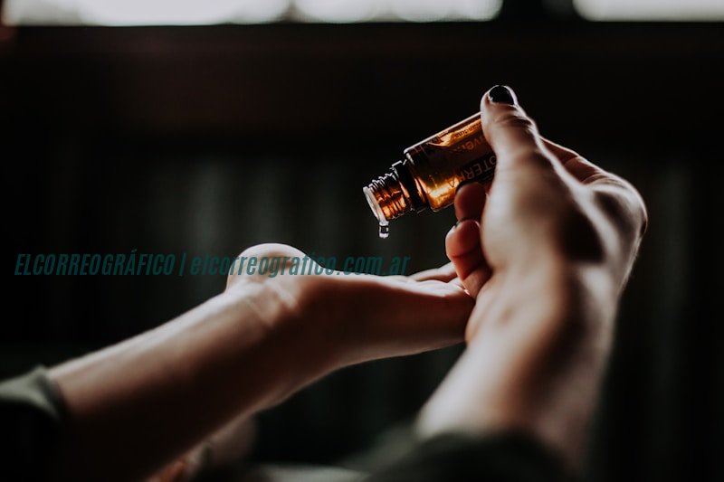 persona sosteniendo una botella de vidrio ámbar Aceite de Cannabis y Salud Mental: Usos Potenciales y Consideraciones