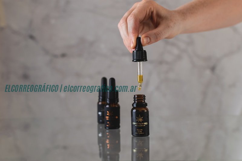 Aceite de cannabis y salud mental: Usos potenciales y consideraciones una mano sosteniendo una botella de aceite de cannabis Aceite de cannabis y salud mental: Usos potenciales y consideraciones