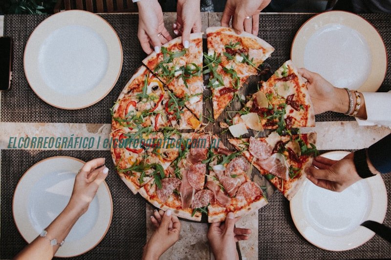 pizza en plato de cerámica blanca Foto de Klara Kulikova La Noche de la Pizza y la Empanada: Un evento gastronómico imperdible en Argentina