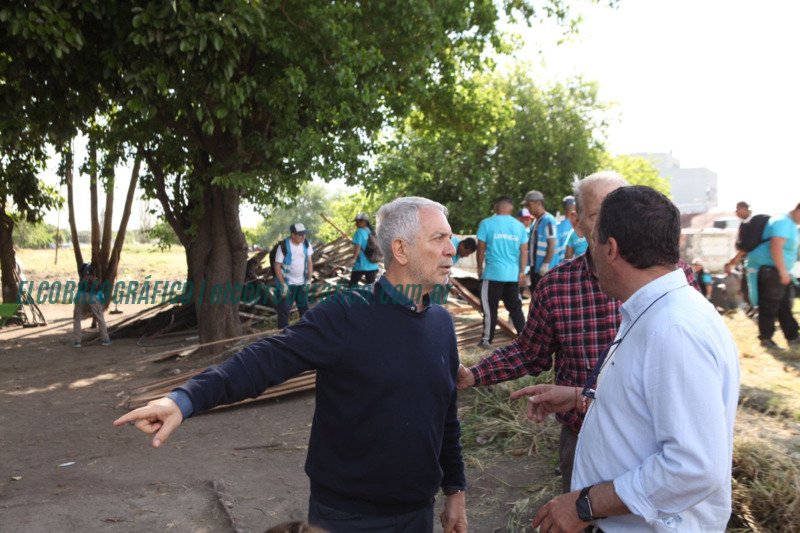 Relocalizan en viviendas quienes vivían en espacio verde en la entrada de La Plata 02