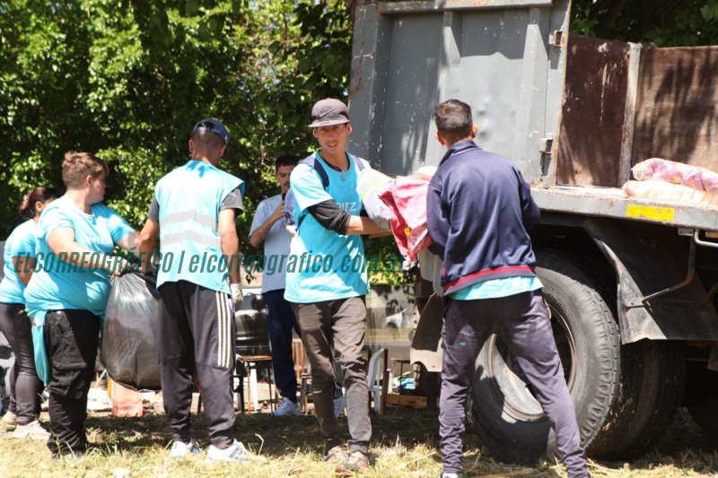 Relocalizan en viviendas quienes vivían en espacio verde en la entrada de La Plata 03