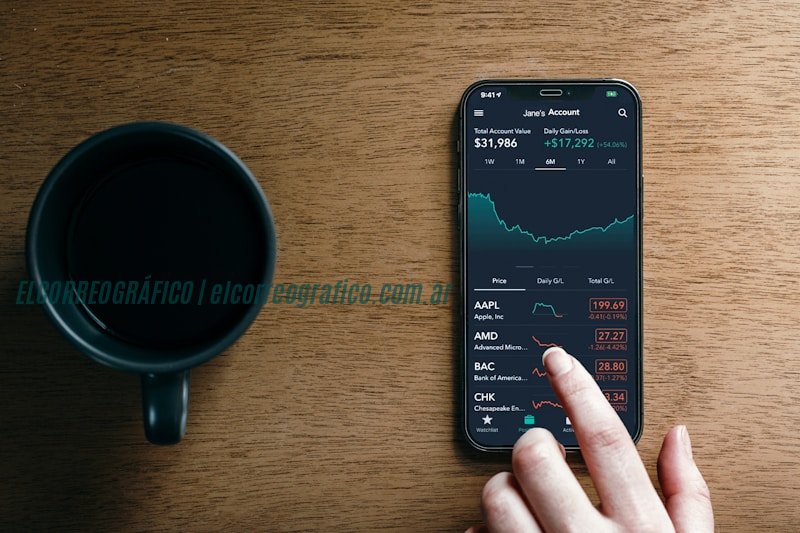 una mano sosteniendo un teléfono junto a una taza de café Ventury FX. Una Plataforma completa para incursionar en el trading online