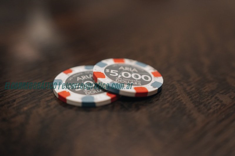 dos fichas de póquer sobre una mesa de madera Los juegos más populares en Bet30 Casino: Diversión garantizada para todos