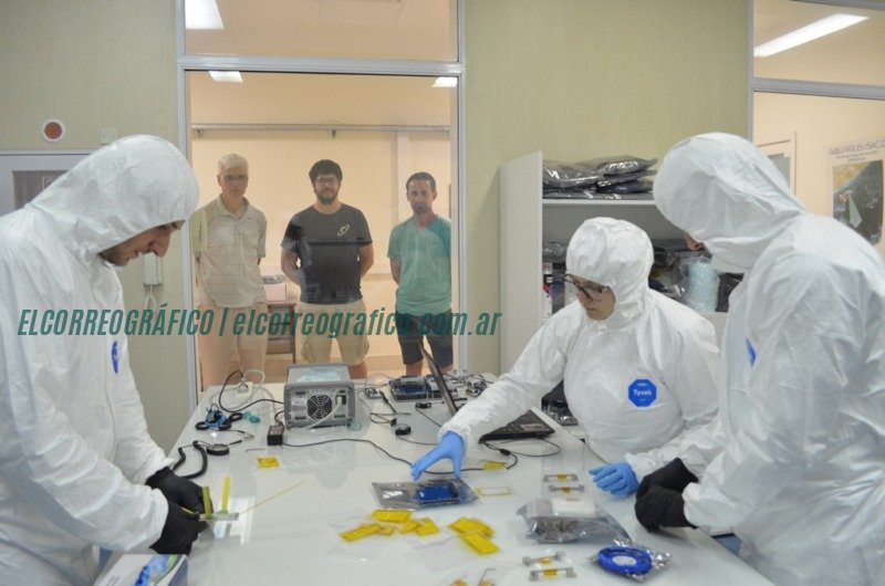La UNLP avanza en el desarrollo del USAT 1, su primer CubeSat para la observación terrestre 1.Sala limpia. Ingenieros y alumnos becarios trabajan en la etapa final de integración y en los ensayos funcionales completos del USAT 1