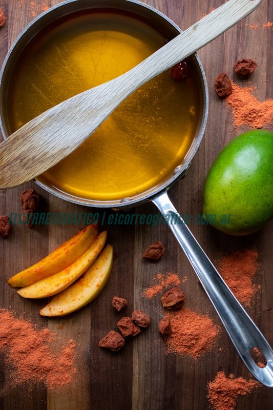 a wooden table topped with a metal pan filled with liquid Incluir el Mango en tu dieta diaria: 5 ideas saludables