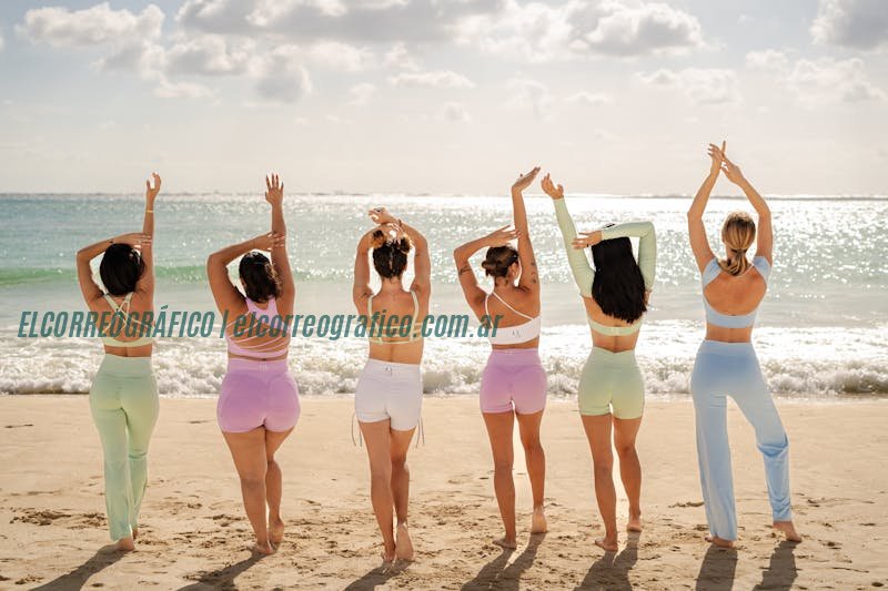 Descubre cómo un medidor de cuerpo puede transformar tu salud y estilo de vida Cinco mujeres en ropa deportiva de colores practicando yoga en una playa iluminada por el sol, levantando los brazos alegremente.
Descubre cómo un medidor de cuerpo puede transformar tu salud y estilo de vida