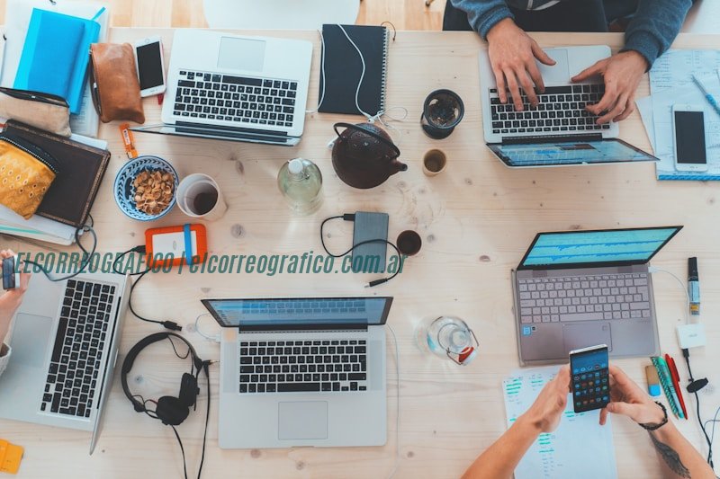 Grok AI y el futuro del comercio: Cómo la IA optimiza negocios y aumenta rentabilidad people sitting down near table with assorted laptop computers Grok AI y el futuro del comercio: Cómo la IA optimiza negocios y aumenta rentabilidad