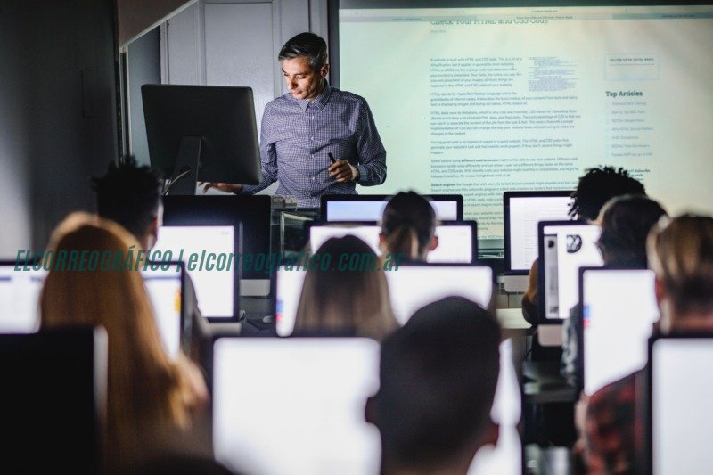 Mid adult professor teaching a lecture from desktop PC at computer lab. Inteligencia Artificial La clave para la innovación en tecnologías modernas en 2025