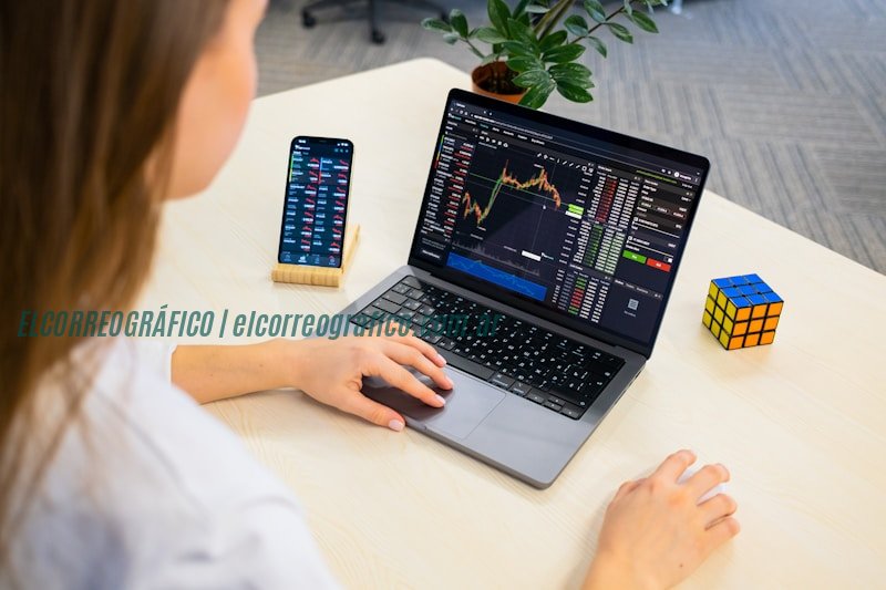 a woman sitting at a table using a laptop computer Trader + IA Trader AI: La clave para optimizar tu negocio y mejorar la experiencia del cliente