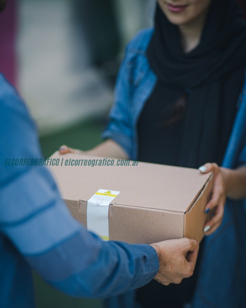 persona entregando una caja marrón Agente de aduanas Oyarzun en Chile. Todo lo que necesitas para importar desde Argentina