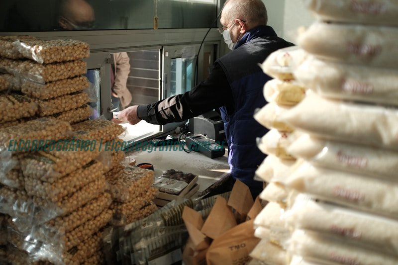 man in black long sleeve shirt holding brown bread Trader AI: La clave para optimizar tu negocio y mejorar la experiencia del cliente