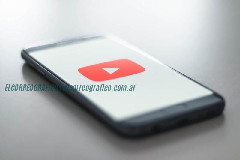 Cómo usar un convertidor de YouTube a mp4 de forma segura y eficiente a close up of a cell phone with a youtube logo on it Cómo usar un convertidor de YouTube a mp4 de forma segura y eficiente