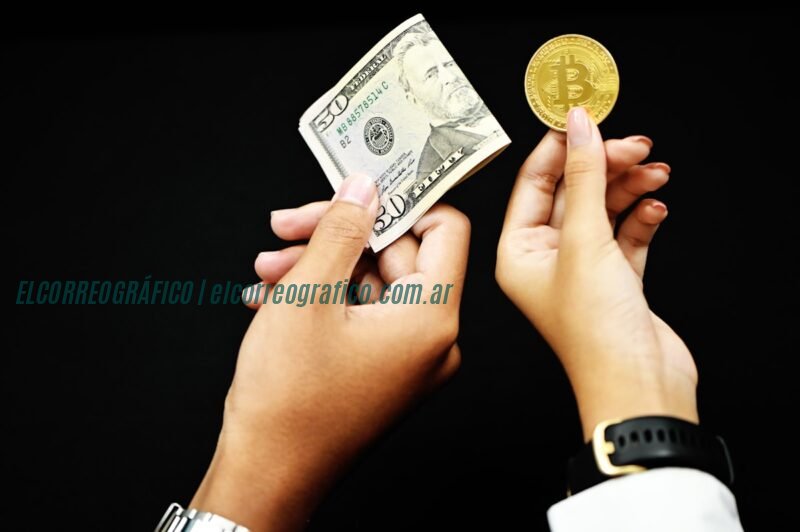 persona con un billete de 20 dólares en la noticia: Guía práctica: Compra y venta de criptomonedas para diversificar tu portafolio financiero