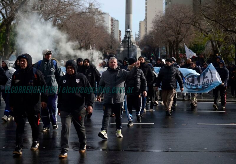 Marcha de trabajadores del Astillero Río Santiago: Demandas y proyecciones Marcha de trabajadores del Astillero Río Santiago. Demandas y proyecciones2