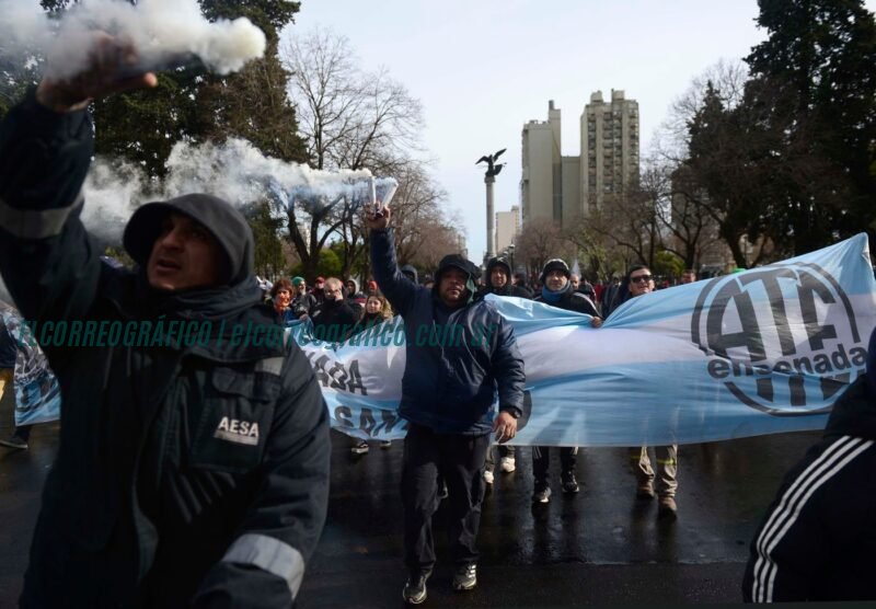 Marcha de trabajadores del Astillero Río Santiago: Demandas y proyecciones Marcha de trabajadores del Astillero Río Santiago. Demandas y proyecciones6