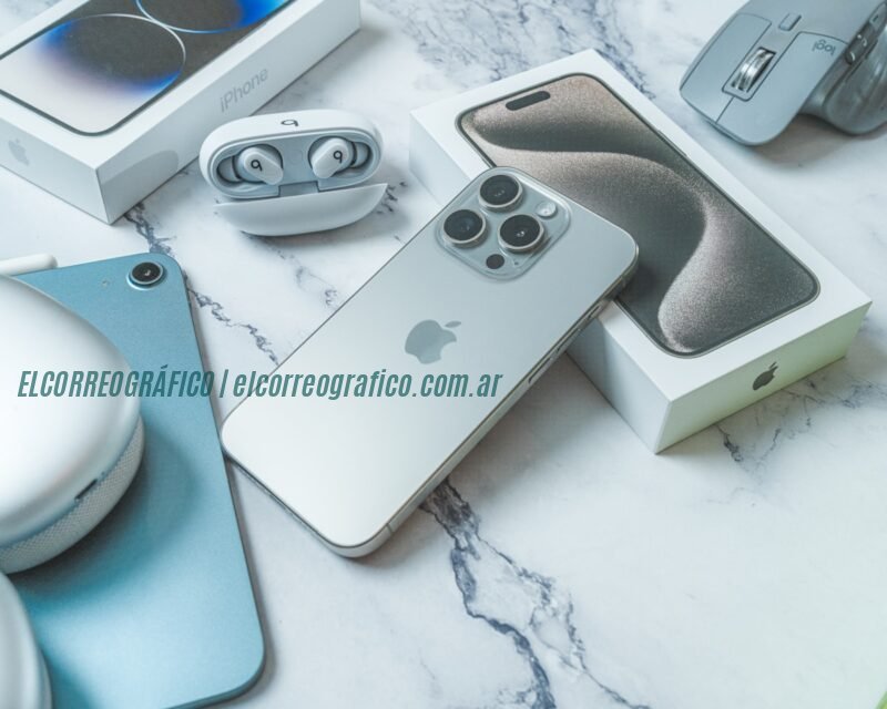Descubre todo sobre el iPhone 15: Diseño, rendimiento y más un par de móviles encima de una mesa Descubre todo sobre el iPhone 15: Diseño, rendimiento y más