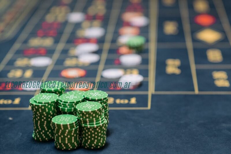 Pila de fichas de póquer verdes sobre una mesa de casino, resaltando el tema del juego. Mejores casinos online con licencia en España: Guía Experta