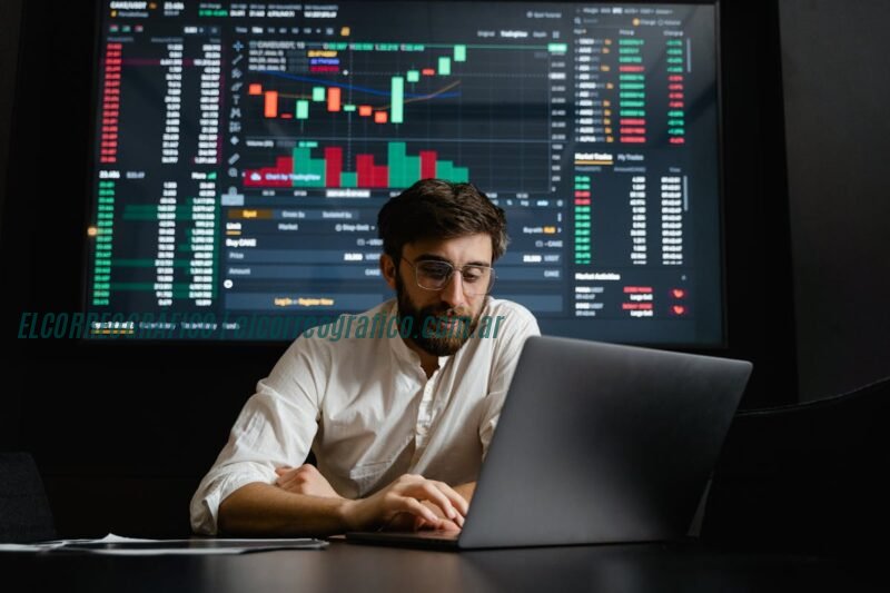 Cómo invertir en criptomonedas sin riesgo con TokenTact AI Male analyst studies cryptocurrency trends at a workstation with multiple displays showing market data. Cómo invertir en criptomonedas sin riesgo con TokenTact AI