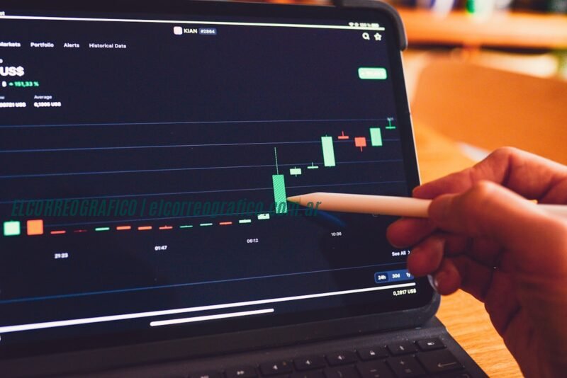 una persona sostiene un lápiz delante de un ordenador portátil Descubre el poder del Pocket Broker Copy Trading para invertir con éxito 
