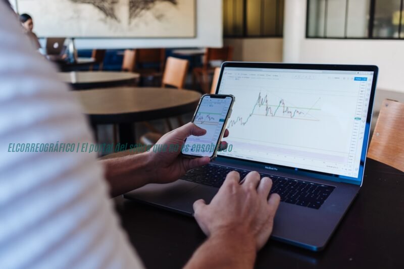 Criptomonedas con IA: Neoprofit y su sistema automatizado explicado persona con smartphone y MacBook Pro Criptomonedas con IA: Neoprofit y su sistema automatizado explicado