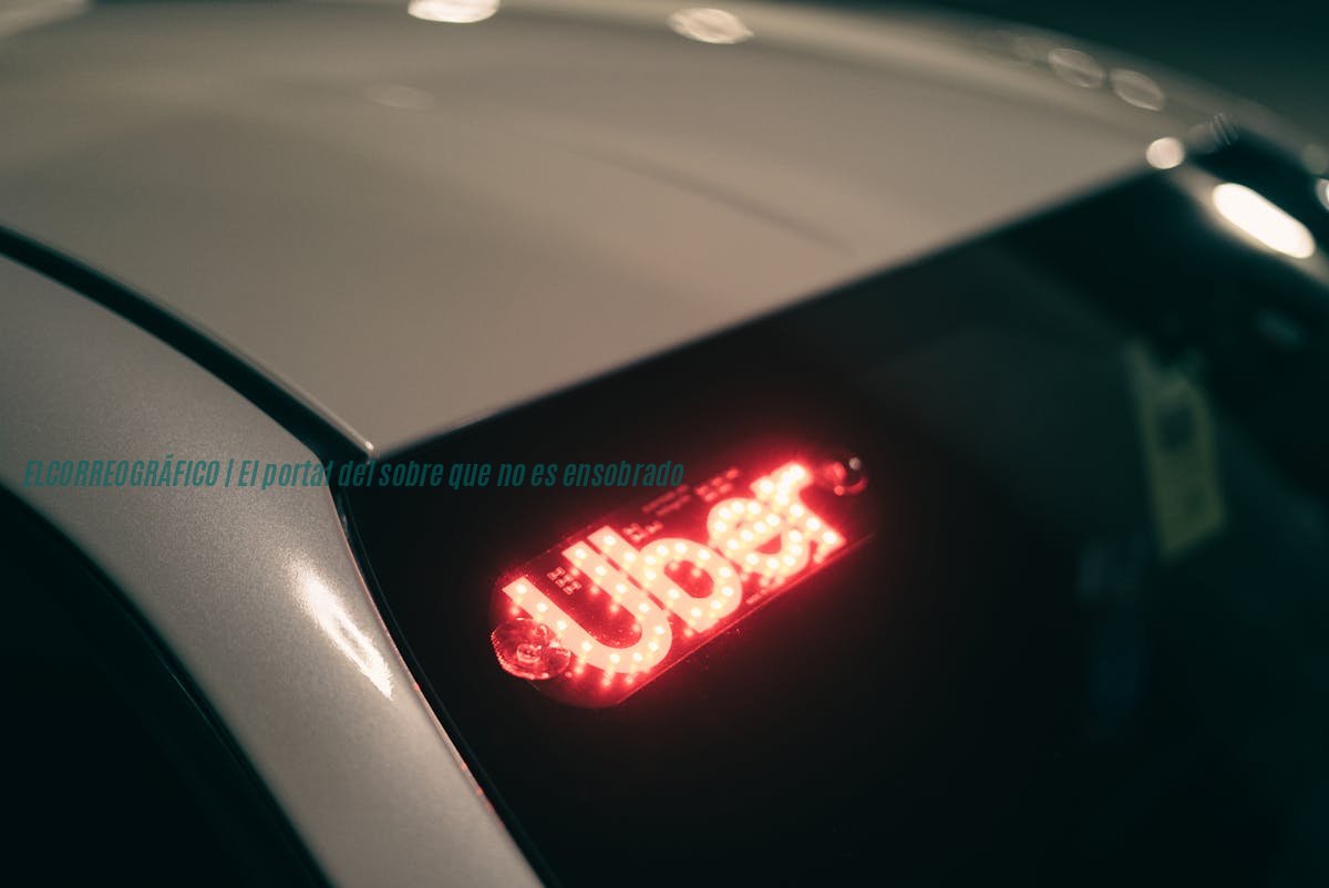 .Primer plano de un coche compartido con un letrero luminoso de color rojo brillante para viajes nocturnos. Los ENSOBRADOS medios blindan a Cagliardi en polémica cacería contra Uber Berisso 