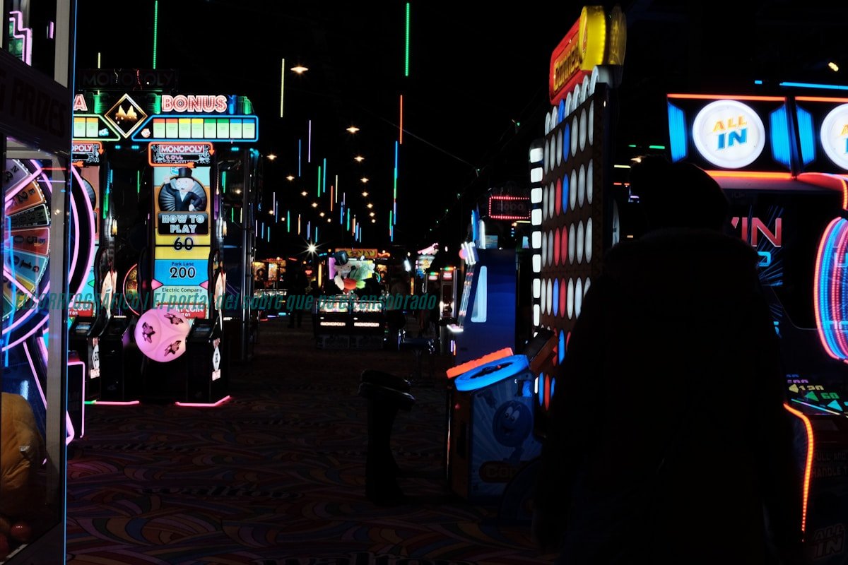 Las plataformas de reseñas de casinos más fiables una persona parada en un callejón oscuro por la noche Las plataformas de reseñas de casinos más fiables