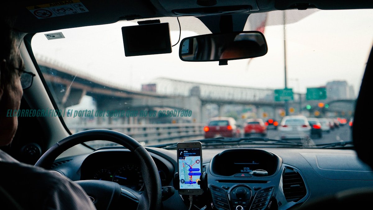 Hombre conduciendo un vehículo con el sistema GPS activado. Temporada de caza: Cagliardi autoriza a taxistas cazar conductores de Uber con recursos municipales