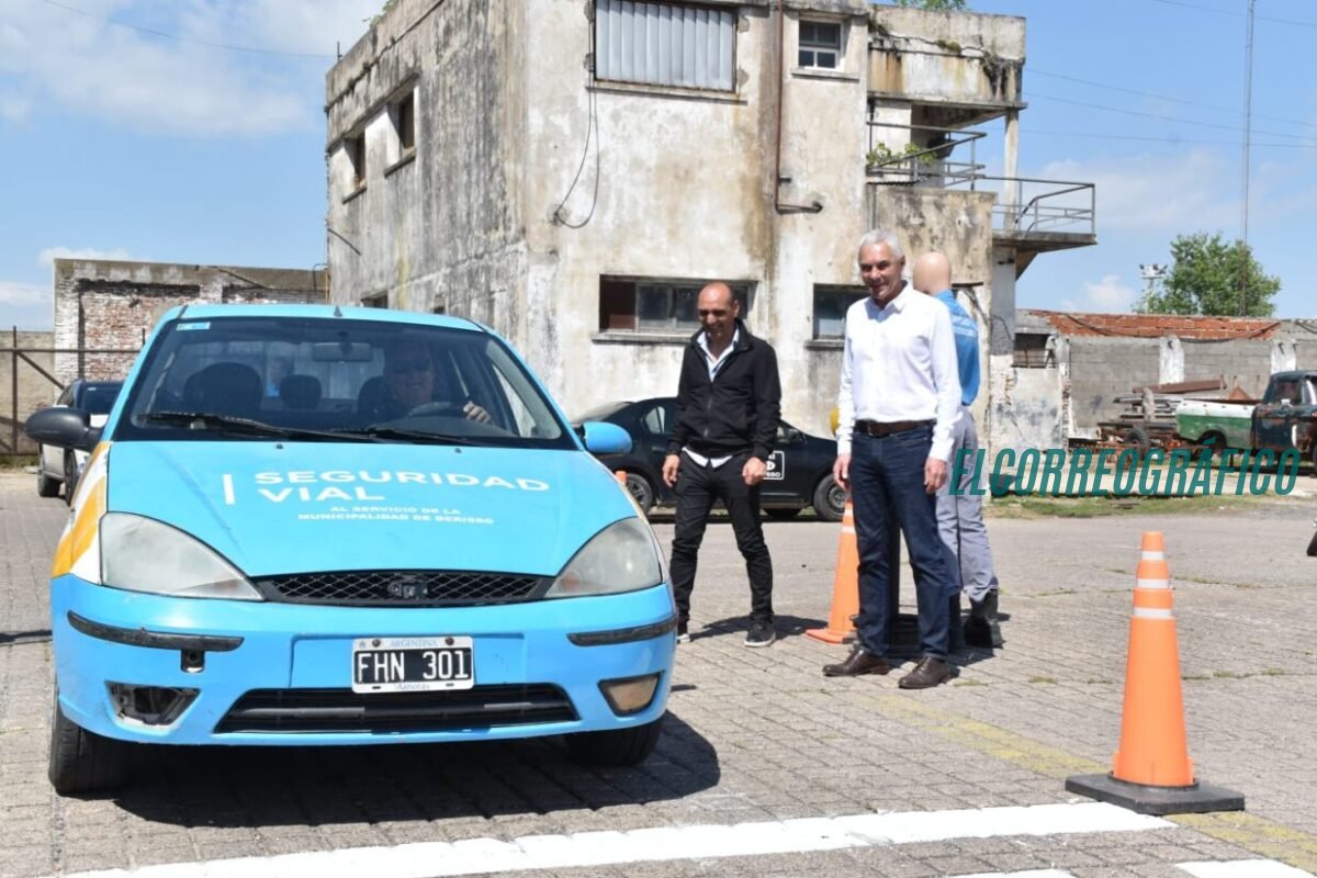 Cagliardi presentó "nuevo auto" para licencias que tiene más de 20 años "detonado" Cagliardi presentó nuevo auto para licencias que tiene más de 20 años detonado 001