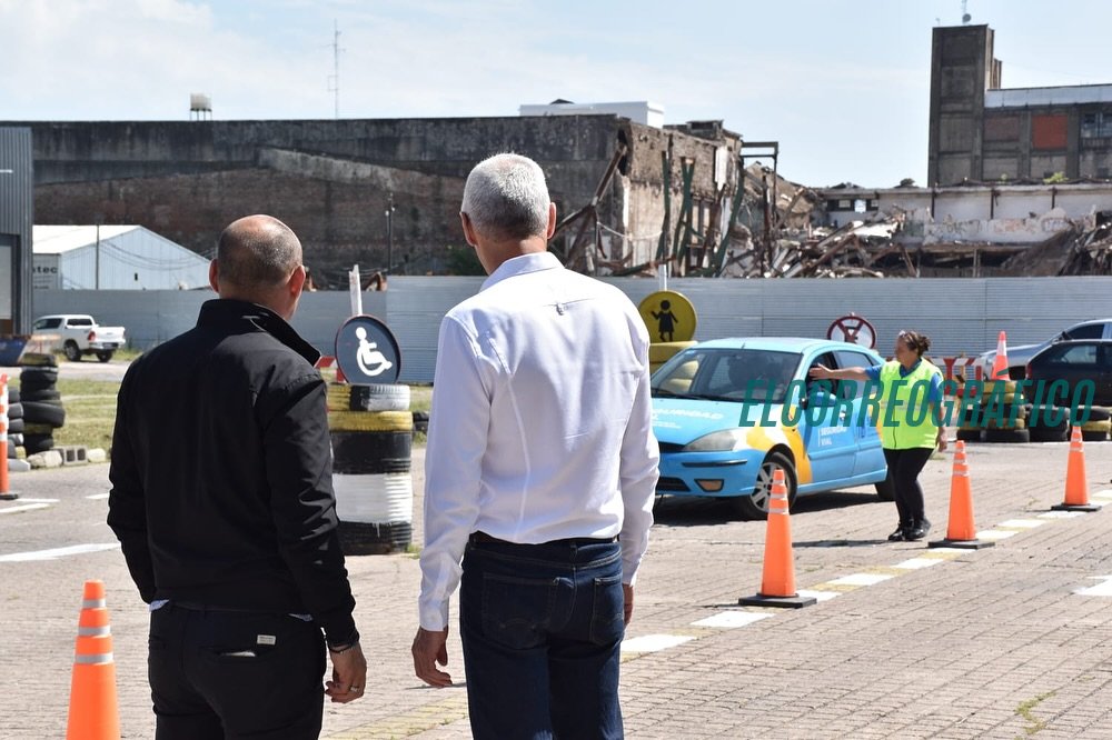 Cagliardi presentó nuevo auto para licencias que tiene más de 20 años detonado 005