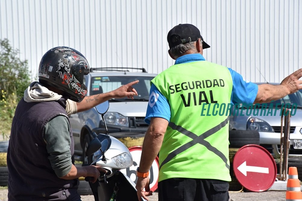 Cagliardi presentó nuevo auto para licencias que tiene más de 20 años detonado 007