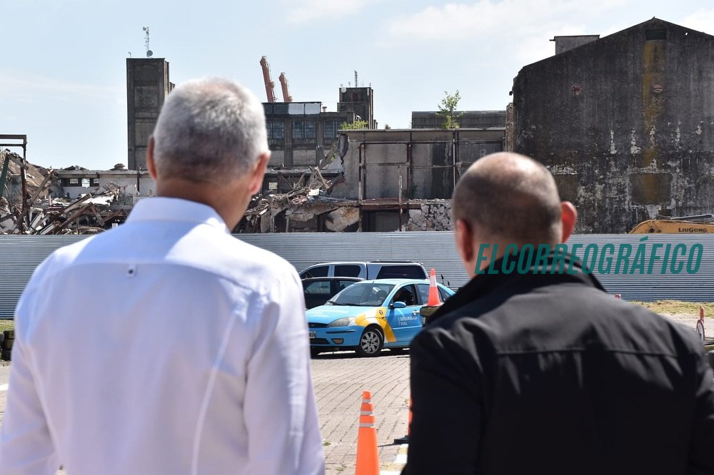 Cagliardi presentó nuevo auto para licencias que tiene más de 20 años detonado 008