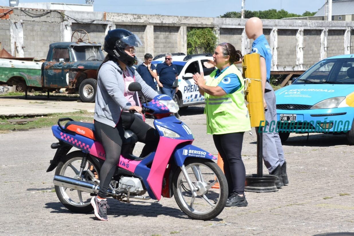 Cagliardi presentó nuevo auto para licencias que tiene más de 20 años detonado 009